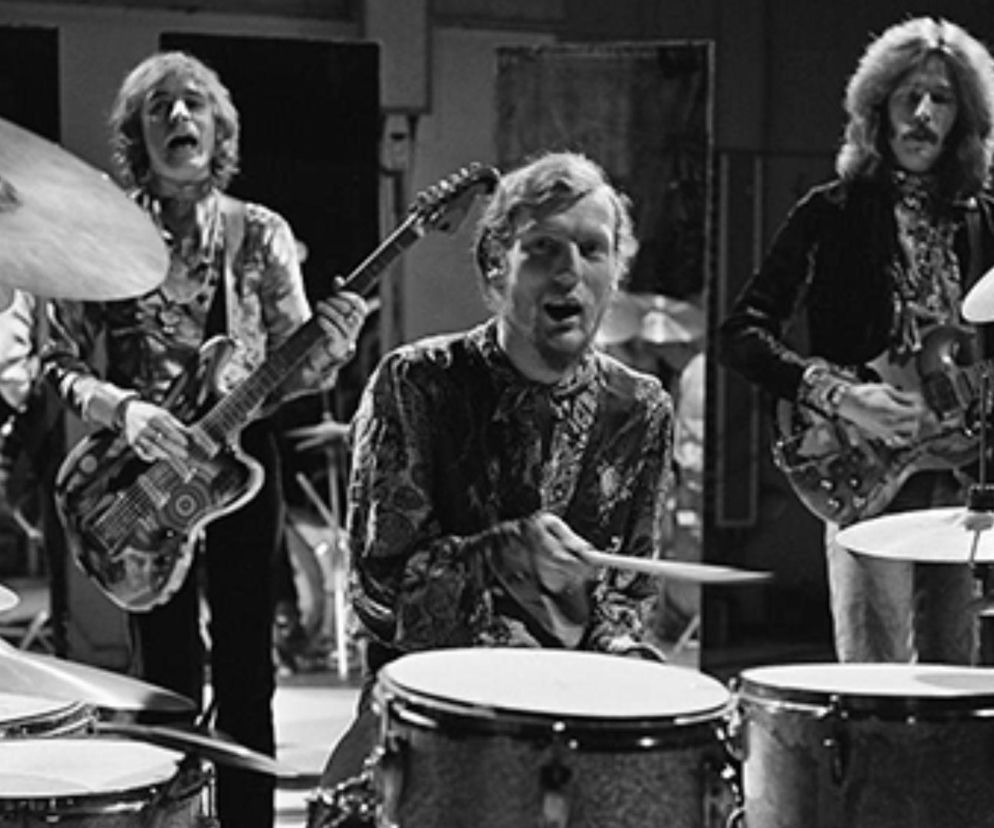 Muzycy zespołu Cream: Jack Bruce, Ginger Baker i Eric Clapton podczas występu. Historię grupy poznasz na EskaRock.