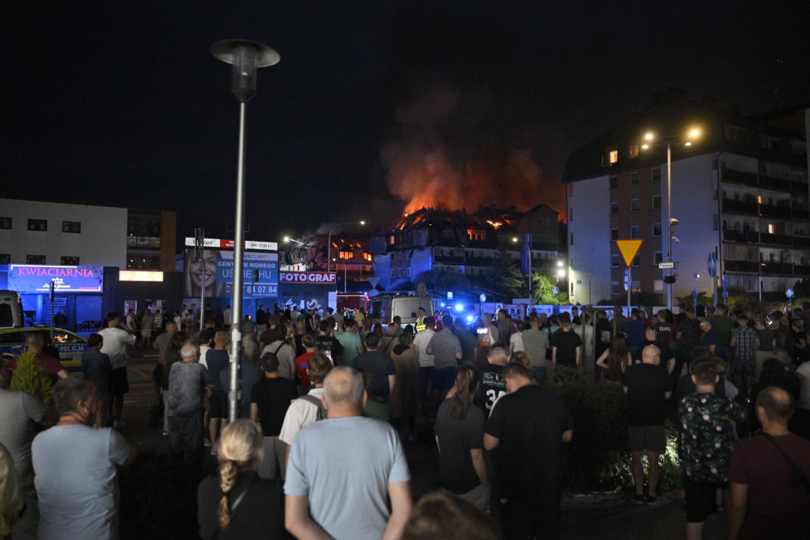 „Na podłodze pełno sadzy i kurzu”. Mieszkańcy Ząbek po pożarze opowiadają o powrocie do swoich mieszkań