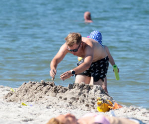 Ale mu Wesoło! Kuba Wesołowski z rodziną na plaży