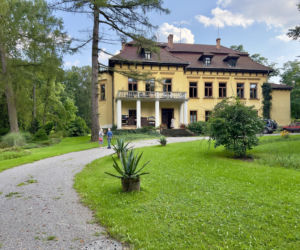 Jedno z najpiękniejszych miast w Małopolsce leży obok Krakowa. Zachwyca zabytkowym dworem