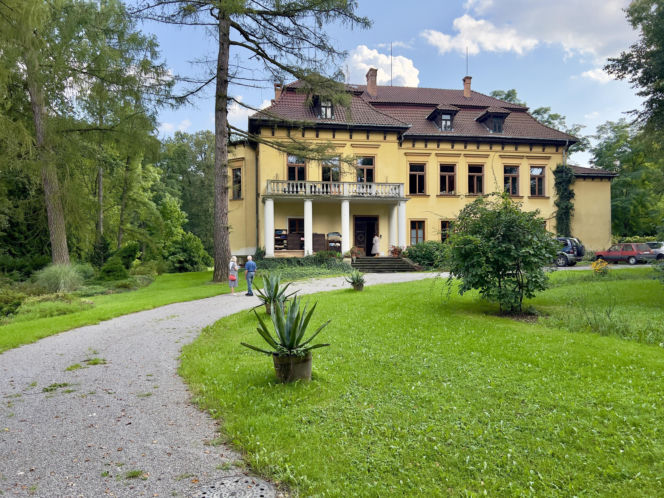 Jedno z najpiękniejszych miast w Małopolsce leży obok Krakowa. Zachwyca zabytkowym dworem