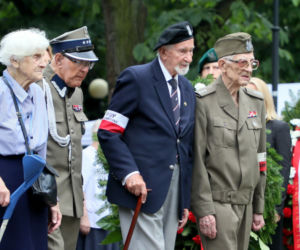 Powstańcy warszawscy podczas obchodów 77. rocznicy wybuchu Powstania Warszawskiego