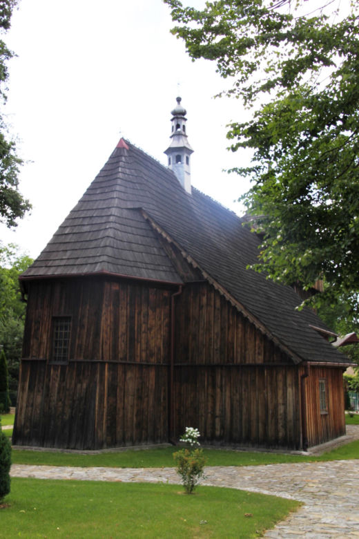 To jedna z najpiękniejszych małopolskich wsi. Kiedyś należała do dwóch zakonów