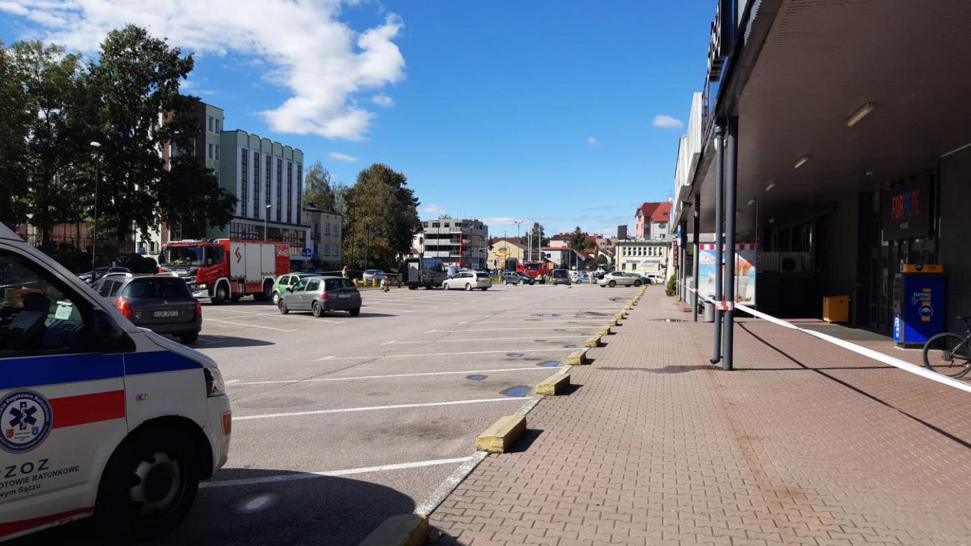 Zaczęła rozpakowywać paczkę i doznała szoku! Pod galerią zaroił się od policji