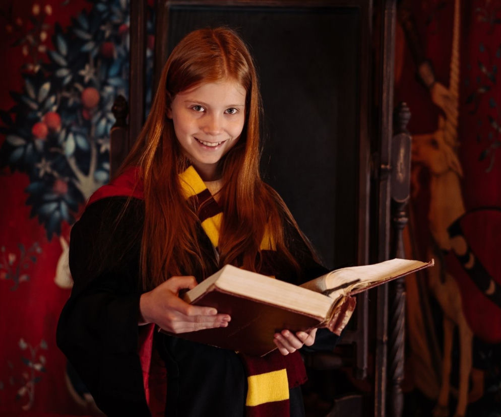 Harry Potter w sklepach w całej Polsce! Skąd wzięła się nagła moda na rzeczy z czarodziejem?