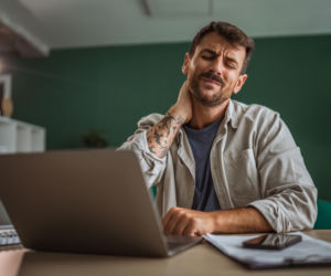 Chwila ulgi dla szyi, realne zagrożenie dla mózgu? Neurolodzy alarmują: ten nawyk może prowadzić do udaru