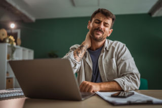 Chwila ulgi dla szyi, realne zagrożenie dla mózgu? Neurolodzy alarmują: ten nawyk może prowadzić do udaru