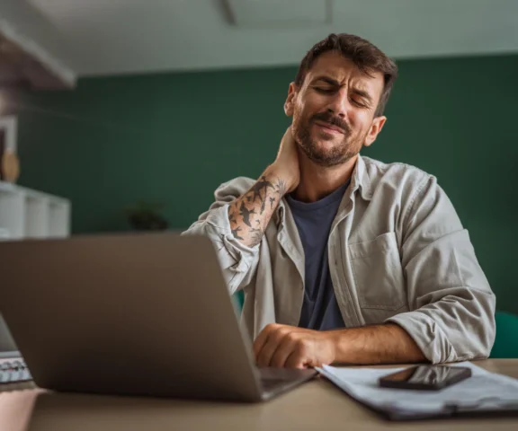 Chwila ulgi dla szyi, realne zagrożenie dla mózgu? Neurolodzy alarmują
