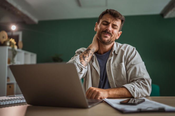 Chwila ulgi dla szyi, realne zagrożenie dla mózgu? Neurolodzy alarmują: ten nawyk może prowadzić do udaru