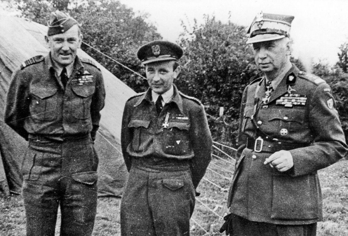 Dekoracja kpt. Stanisława Skalskiego Krzyżem Orderu Virtuti Militari IV klasy przez gen. Kazimierza Sosnkowskiego, 1943 r.