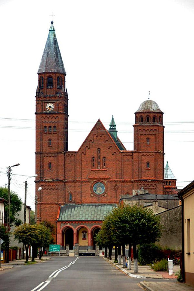 To jedno z najpiękniejszych miast w woj. łódzkim. Zachwyca rynkiem, którego ozdobą jest zabytkowy kościół