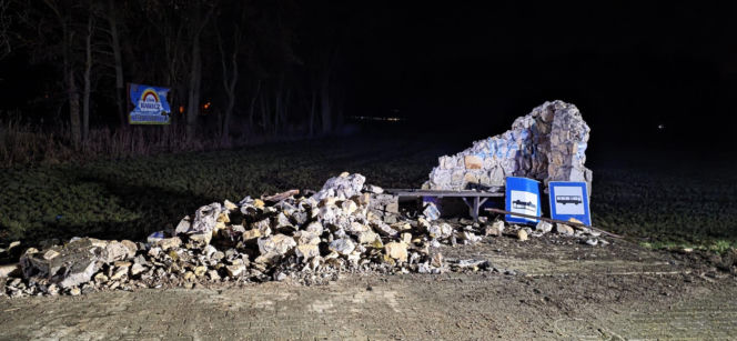 Tragiczny wypadek w powiecie rawickim. Auto uderzyło w murowany przystanek, 19-letni kierowca nie żyje