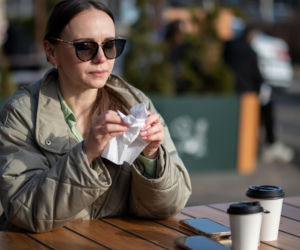 Twoja twarz wygląda rano na spuchniętą i zmęczoną? To może być „allergy face”. Krem nic nie da