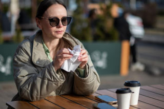 Twoja twarz wygląda rano na spuchniętą i zmęczoną? To może być „allergy face”. Krem nic nie da