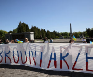 Siergiej Andriejew oblany czerwoną farbą. Protest pod Mauzoleum Żołnierzy Radzieckich