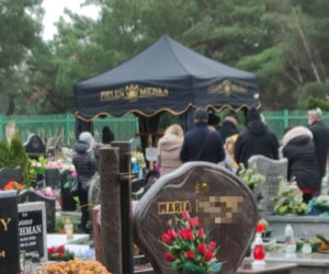 Zakatowana Zuzia jest już wśród aniołków. Widok maleńkiej urny łamie serce