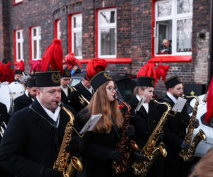 Barbórka 2025. Pobudka górnicza na Nikiszowcu w wykonaniu Orkiestry Wieczorek