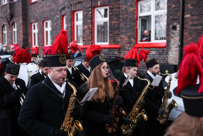 Barbórka 2025. Pobudka górnicza na Nikiszowcu w wykonaniu Orkiestry Wieczorek