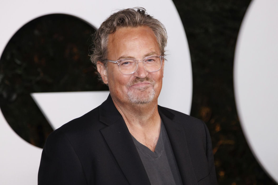 Policja i członkowie rodziny w domu Matthew Perry'ego w Pacific Palisades po tragicznej gwiazdy „Przyjaciół”