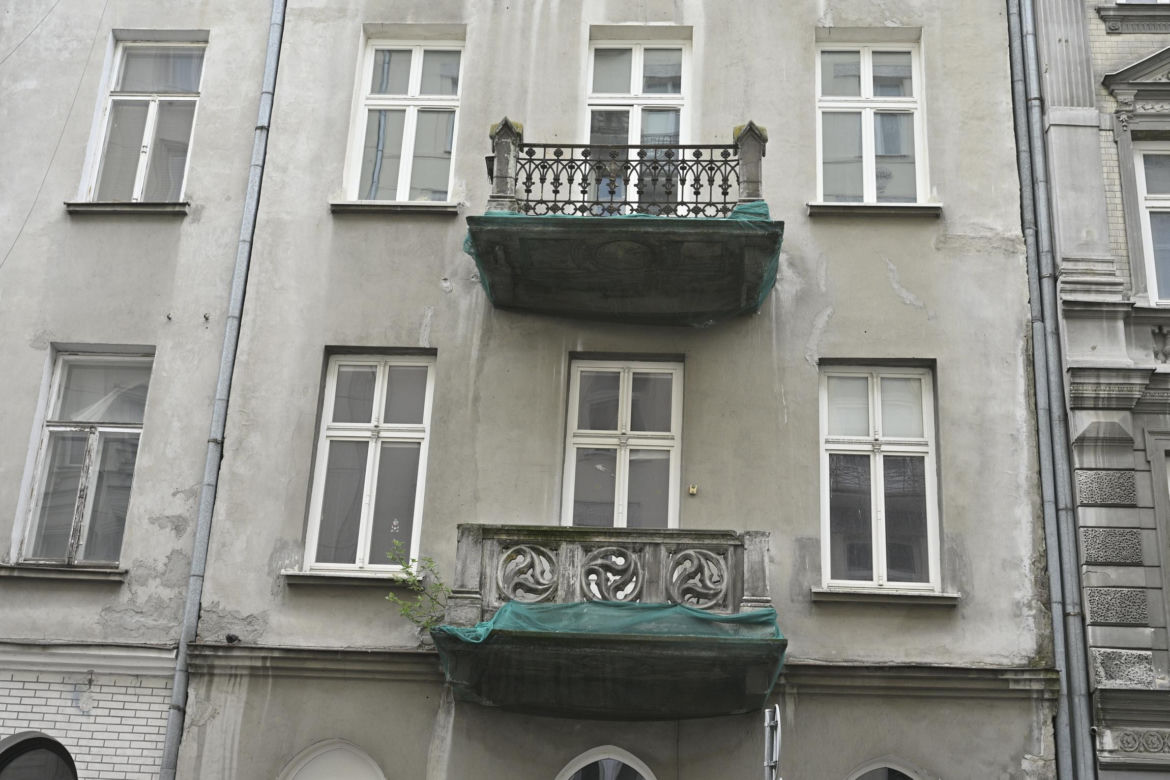 „To co robi miasto, to skandal”. Warszawa sprzedaje zabytkową kamienicę w centrum za grube miliony