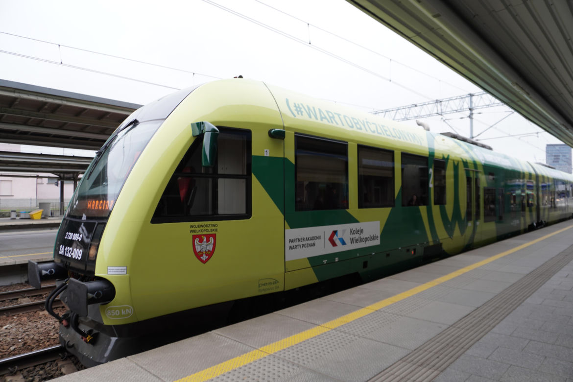 Pociąg Kolei Wielkopolskich w barwach Warty Poznań