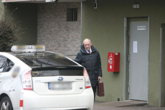 Macierewicz musi się wozić taksówką