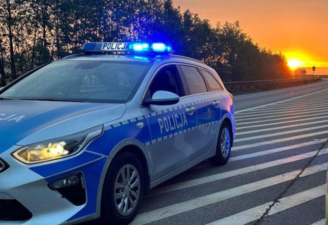 Nalot policji w Gdańsku. Kryminalni znaleźli w jej mieszkaniu narkotyki, broń i... poszukiwanego mężczyznę