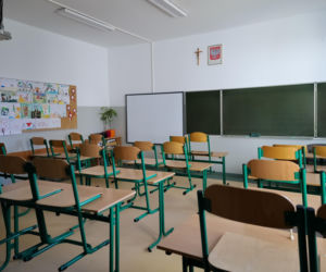 Krzyże w szkołach. Ministra Edukacji podjęła decyzję