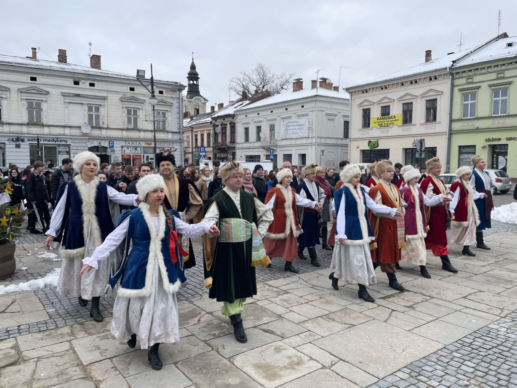 Maturzyści zatańczyli na Rynku poloneza