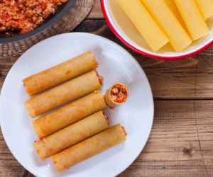 Cannelloni nadziewane mięsem zapieczone pod beszamelem: przepis krok po kroku