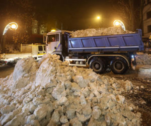 Akcja wywożenia śniegu z Krupówek