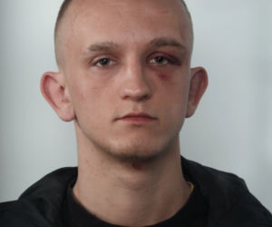 Ci mężczyźni mają lepkie ręce! Złodzieje z Bydgoszczy poszukiwani przez policję [ZDJĘCIA]