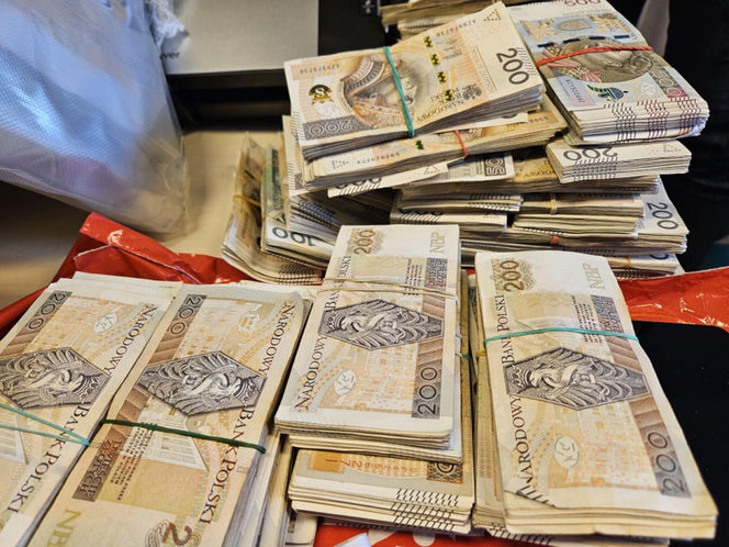 Policja zatrzymała recydywistę z narkotykami, bronią i milionem złotych!