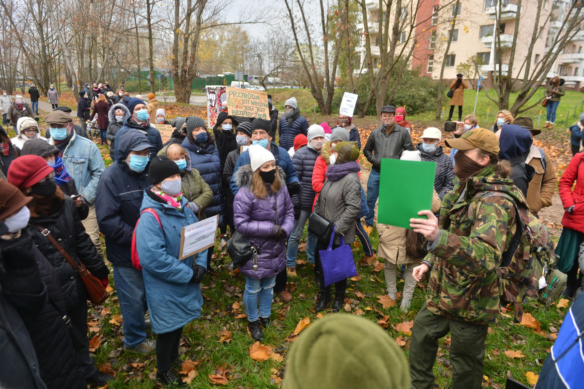 Protest przeciwko inwestycji w parku Dolinka Służewiecka