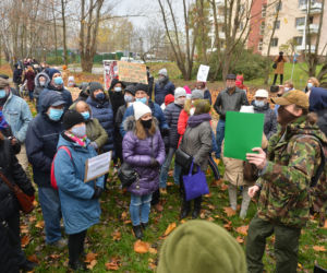 Protest przeciwko inwestycji w parku Dolinka Służewiecka