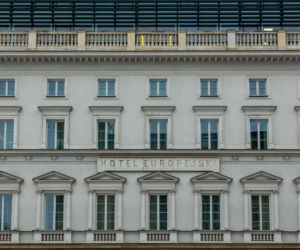 Hotel Europejski działa obecnie pod nazwą Raffles Europejski Warsaw