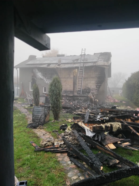  Pożar domu w powiecie nakielskim! Na miejscu aż 11 zastępów straży pożarnej [ZDJĘCIA]