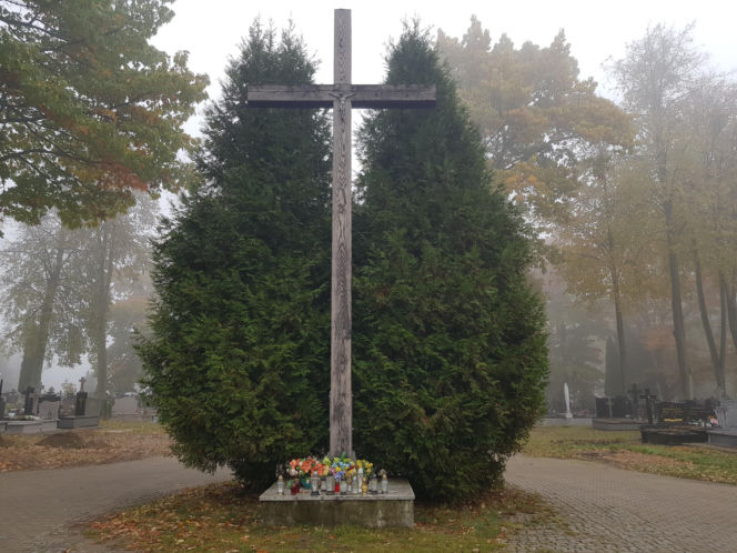 Zrobiliśmy spacer po białostockich nekropoliach. Sprawdź w jakim stanie są nagrobki historycznych postaci [ZDJĘCIA]