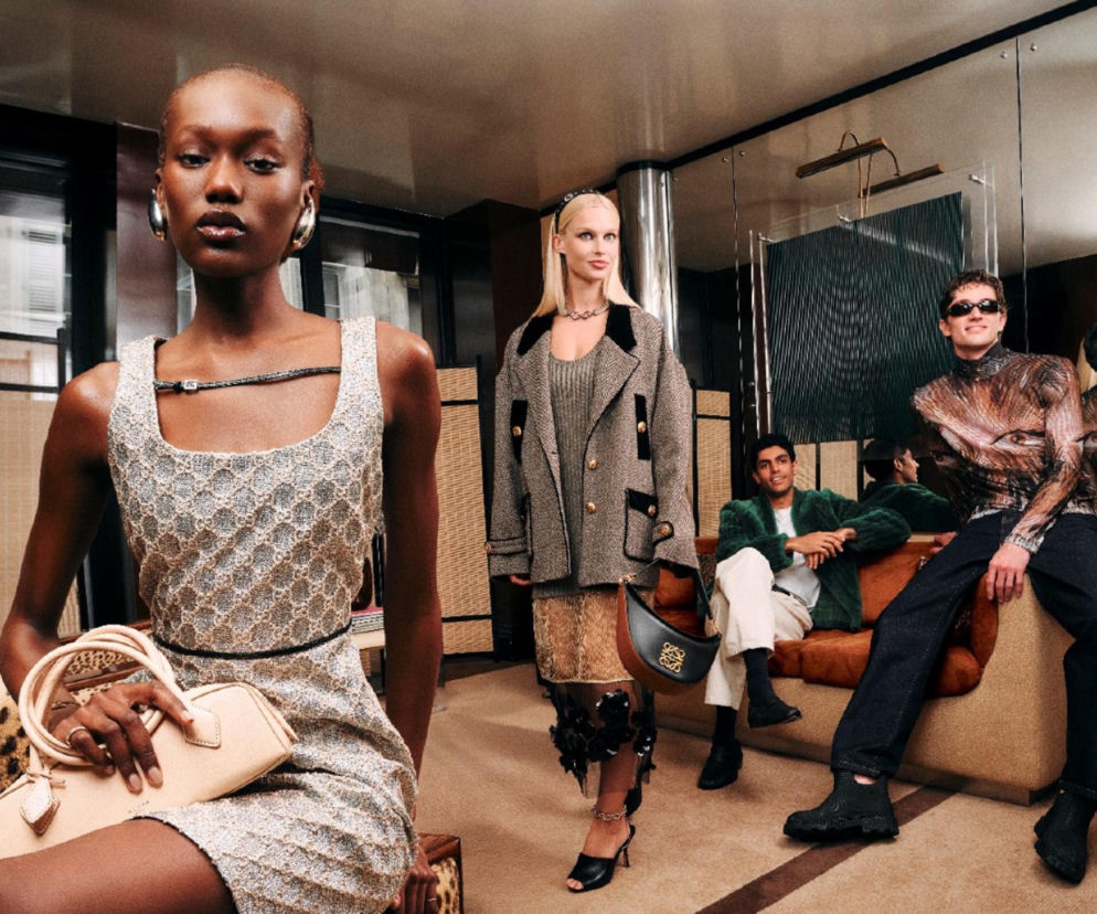 Modelki prezentujące luksusową odzież z drugiej ręki, podkreślając partnerstwo Zalando i Vestiaire Collective w rozszerzaniu oferty Pre-owned. Zdjęcie ilustruje możliwość zakupu mody z drugiej ręki na naszym portalu.