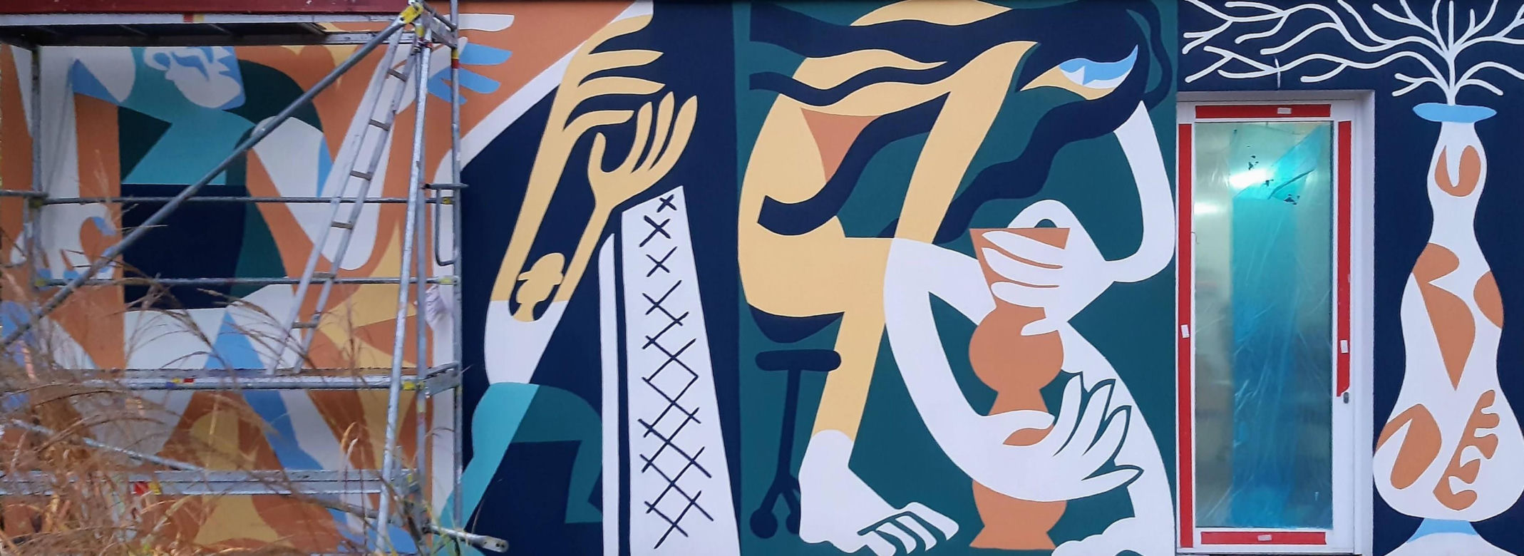 Na Ochocie pojawił się nowy mural. Zdobi ścianę powstającego Centrum Aktywności Międzypokoleniowej