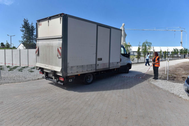 Teren wokół rekordowego pomnika Matki Boskiej w Konotopiu zamknięty z powodów bezpieczeństwa. Chętnych na zwiedzanie jednak nie brakuje