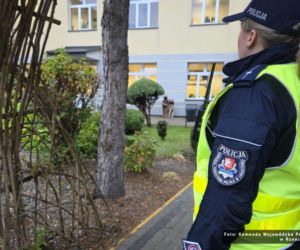 Policjanci patrolują szkoły