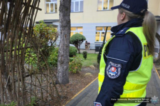 Policjanci patrolują szkoły