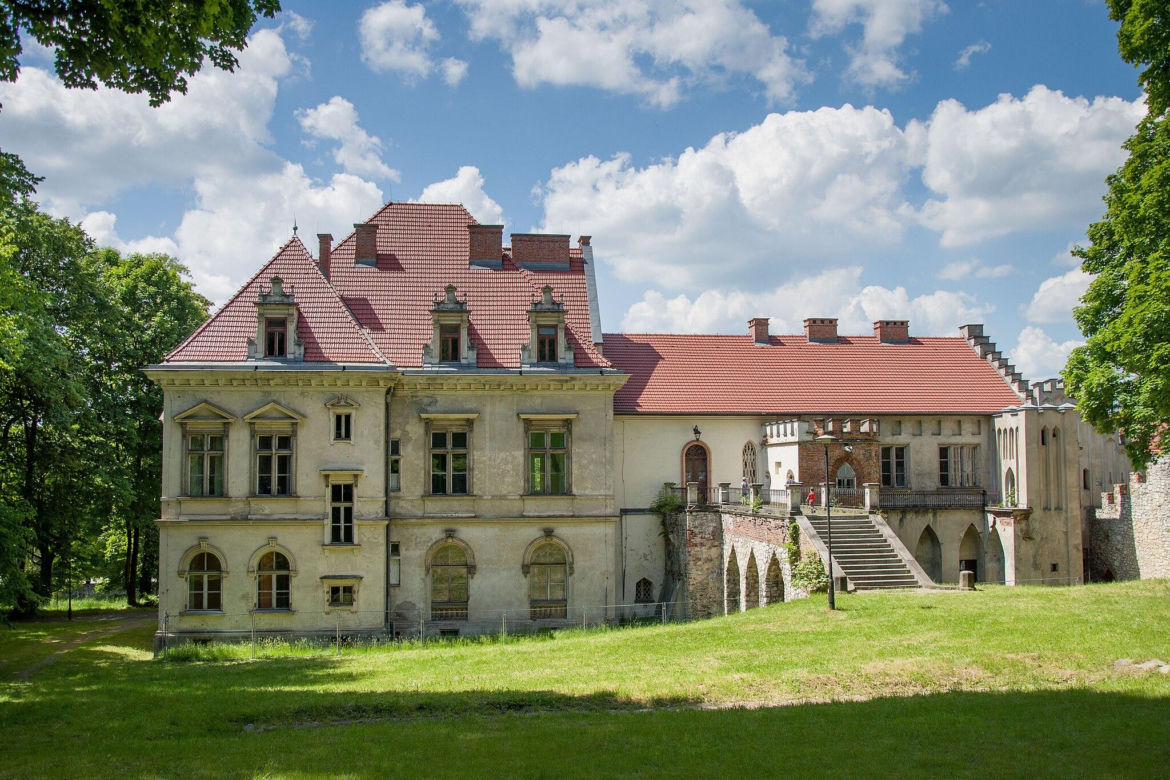 To najpiękniejszy taki pałac w Małopolsce. Jego historia wiąże się z mistyfikacją