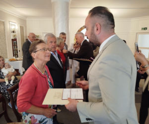 Pamiątkowe medale, legitymacje i kwiaty z okazji 50-lecia pożycia małżeńskiego odebrało w Siedlcach osiem par