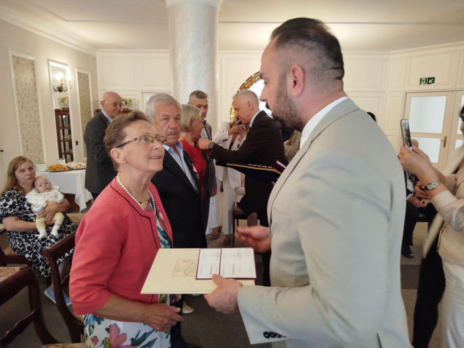 Pamiątkowe medale, legitymacje i kwiaty z okazji 50-lecia pożycia małżeńskiego odebrało w Siedlcach osiem par