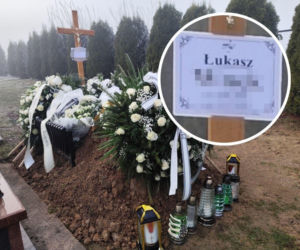 Zginął od policyjnych kul, a miał gotować obiad. Grób Łukasza utonął w kwiatach