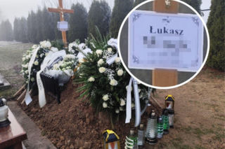 Zginął od policyjnych kul, a miał gotować obiad. Grób Łukasza utonął w kwiatach