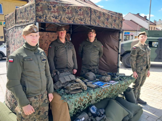 "Ślubuję!" – patriotyczne sceny na Rynku w Starachowicach