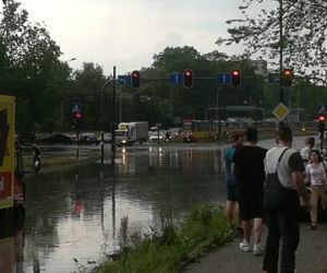 Po burzy w Łodzi zalane ulice i mnóstwo utrudnień. Tak wygląda ul. Włókniarzy